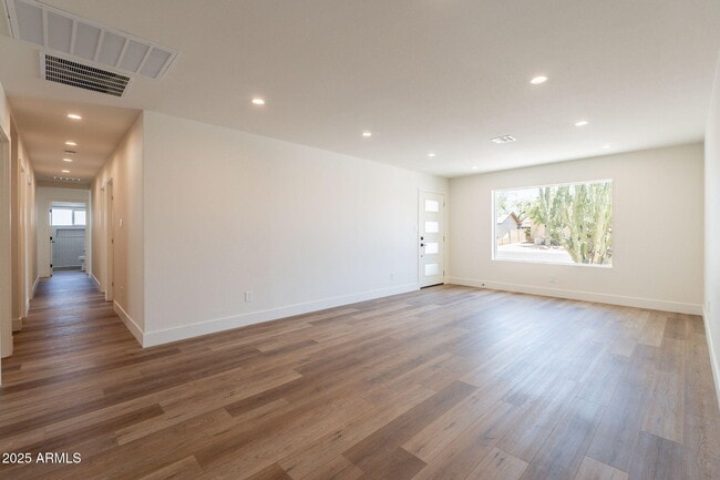 Photo - 1530 E Alameda Dr