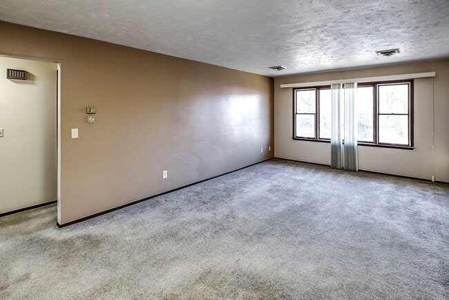 Building Photo - Spacious 2-Bed and 1-Bath Apartment! Unit 6640-4