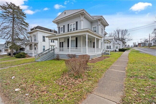 Photo - 402 Oneida St