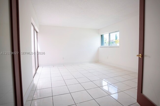 14295 Kendale Lakes