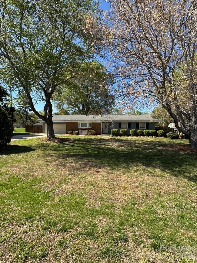 Building Photo - 1803 Overhill Dr