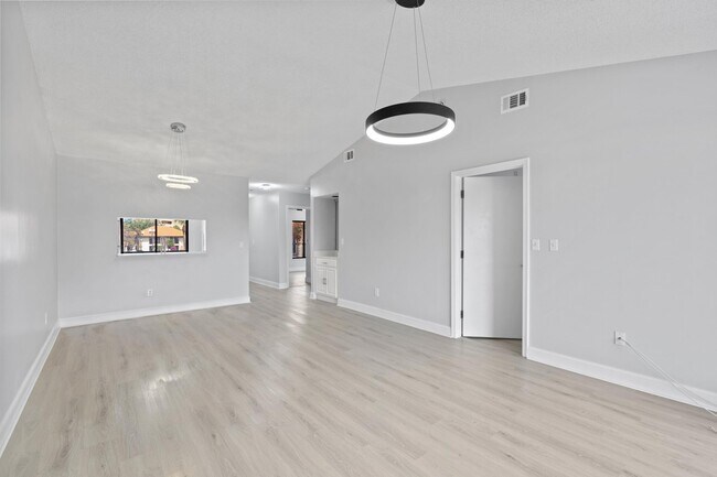 Photo - 350 Club Cir Unidad 208