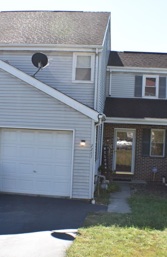 Building Photo - 2 Bedroom Townhome with Attached Garage