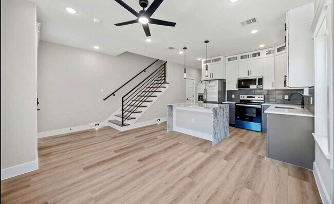 Photo - 4624 Mayflower St