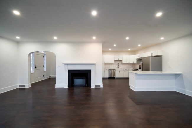 Building Photo - 10 Wampanoag Trl Unit 1