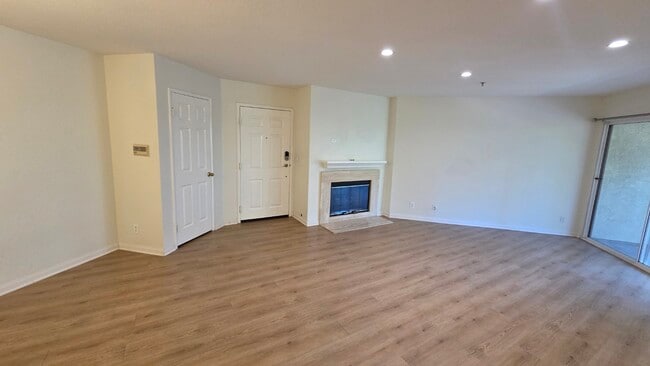 Building Photo - 697 Sutton Crest Trl Unit 303