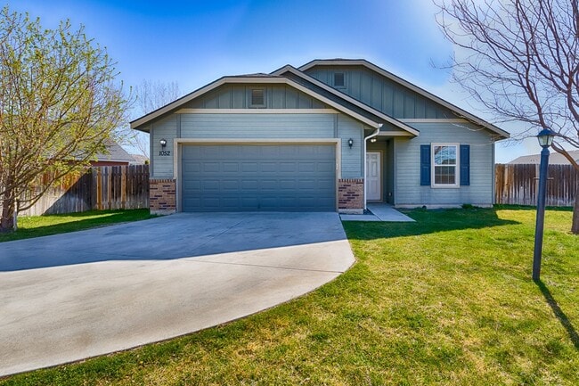 Building Photo - Nice family home in popular Star!
