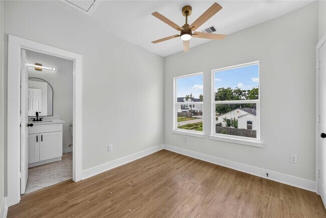 Photo - 4357 Elmwood St Unidad B