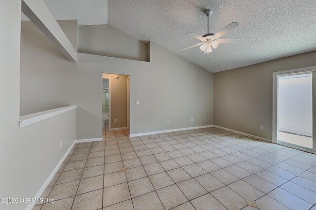 Photo - 1883 MacKenzie Ct S