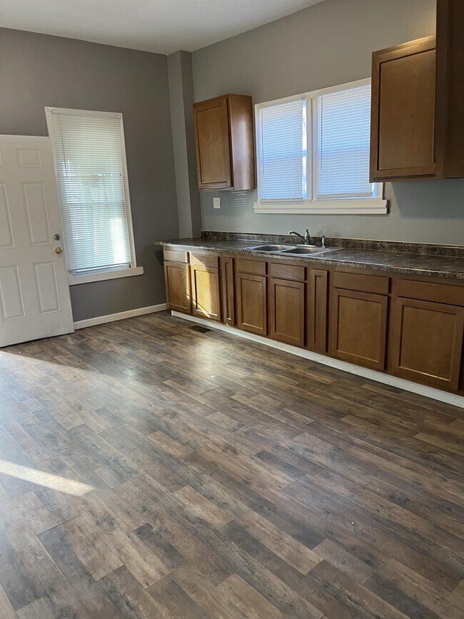 Photo - 1918 W Howett St