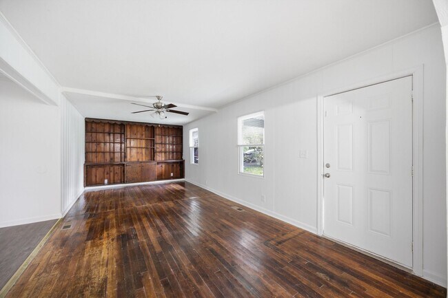 3826 Kingwood Cir