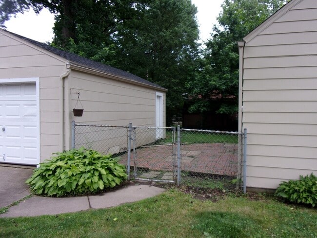 Photo - 1975 Tudor St