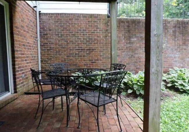 Photo - 956 Huntwood Ln