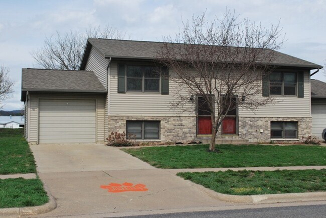 La unidad del lado izquierdo estará disponible. - 620 Lynn Dr