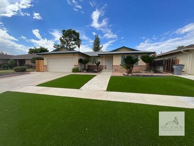 Building Photo - Beautiful Home in Established Fresno Neigh...