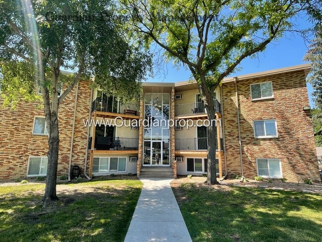 Top Floor w/Balcony, Excellent Condition, ... - Top Floor w/Balcony, Excellent Condition, ... Apartment Unit #16