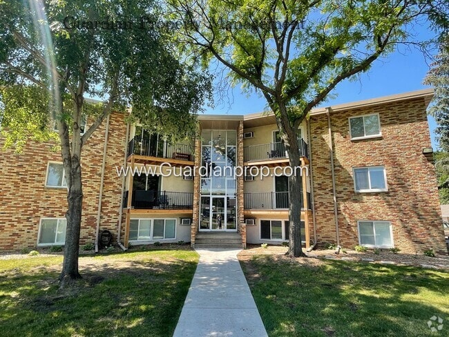 Building Photo - Top Floor w/Balcony, Excellent Condition, ... Unit #16 Rental