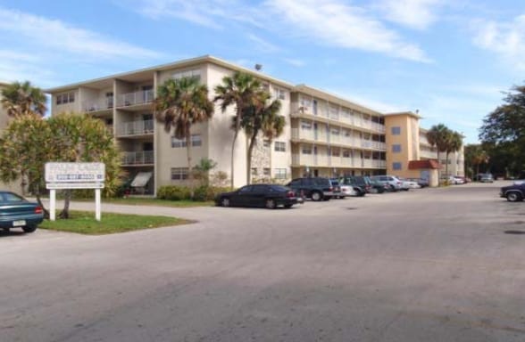 Photo - Palm Lake Apartments