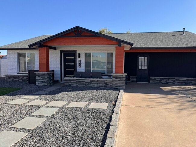 Photo - 207 E Julie Dr