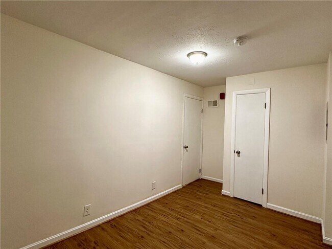 Photo - 800 Oakland Beach Ave Unit b