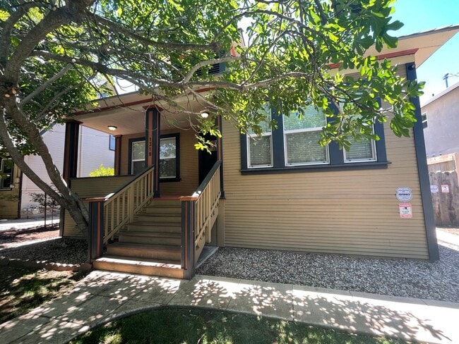 Building Photo - Beautiful 3 Bed 2 Bath House in Great Location! Must See!