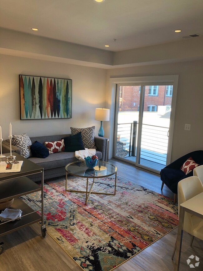 Building Photo - Luxe Apartment with Parking