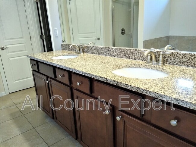 Photo - 635 Glenish CT