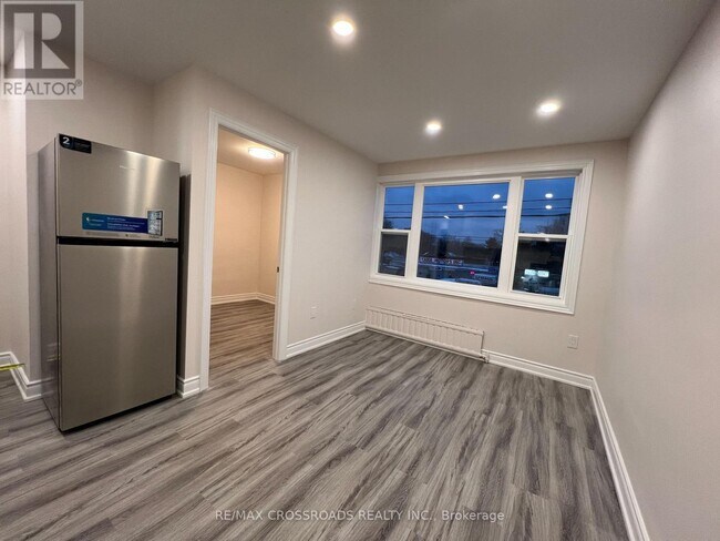 Photo - 1324 B Gerrard St E