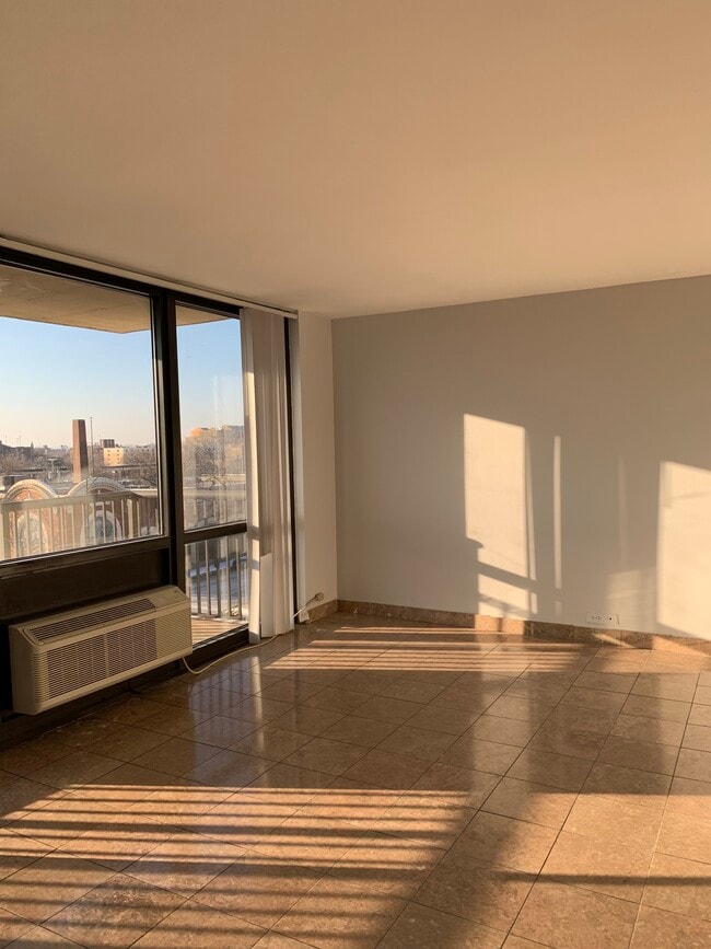 Building Photo - 2901 S Michigan Ave Unit Orange Sunset 2901 S Mich
