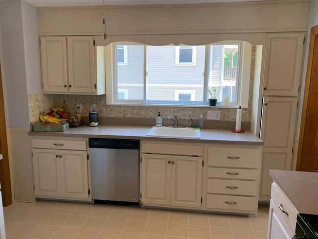 Photo - 1092 Main St