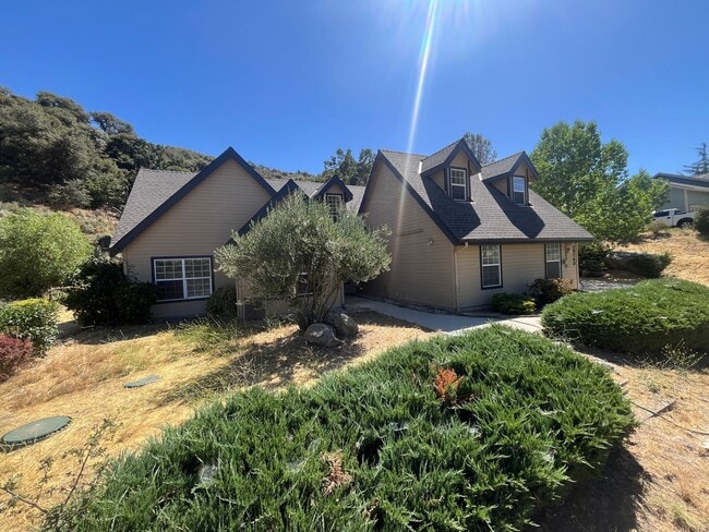 Building Photo - 3 Bed 2 Bath House in Bear Valley Springs!