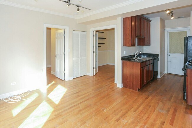 Photo - 628 W Roscoe St Apartment Unit 1N