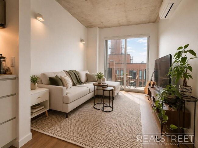 Building Photo - LUXURY 1 BED IN AMENITY PACKED BUILDING IN BUSHWICK