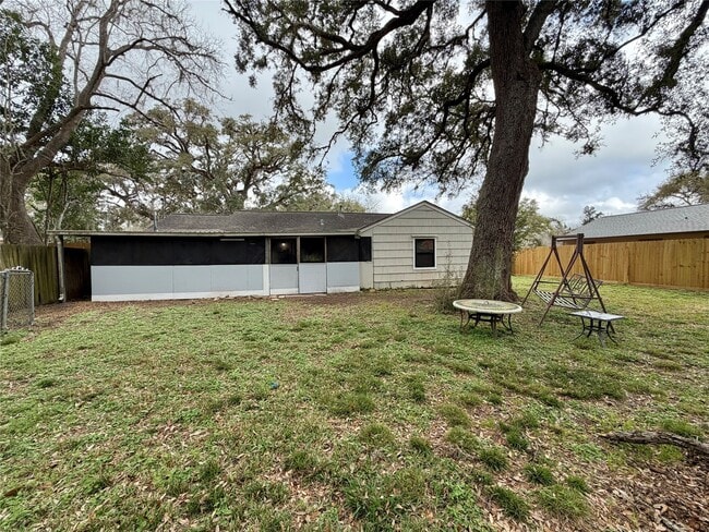 Building Photo - 403 Oak Dr