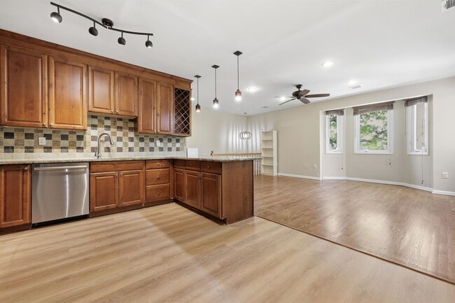 Building Photo - 215 St Michaels Walk