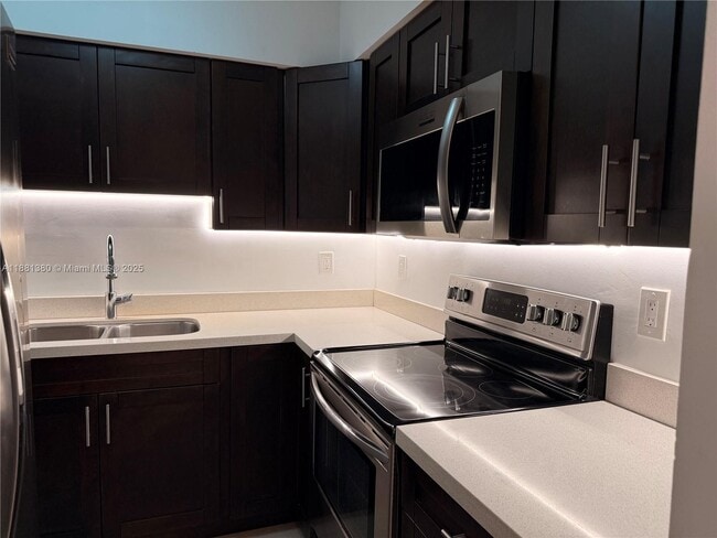 Building Photo - 10001 W Bay Harbor Dr Unit 407