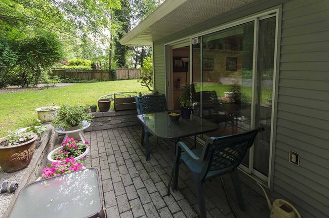 3258 Strathaven Ln Unit 2 Bedroom + Den Garden-Level Suite