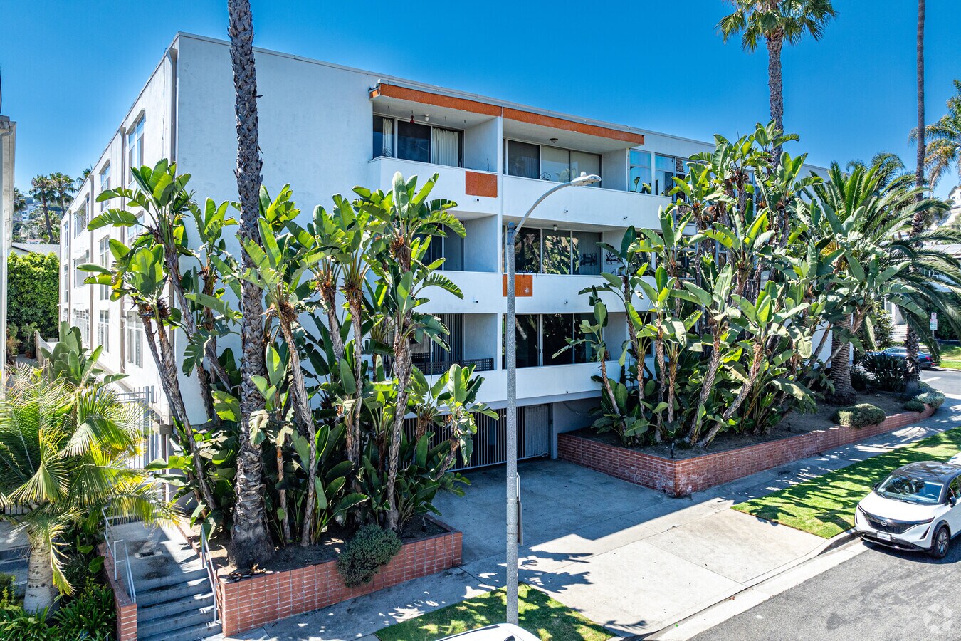 Alternar - 7960 Selma Ave