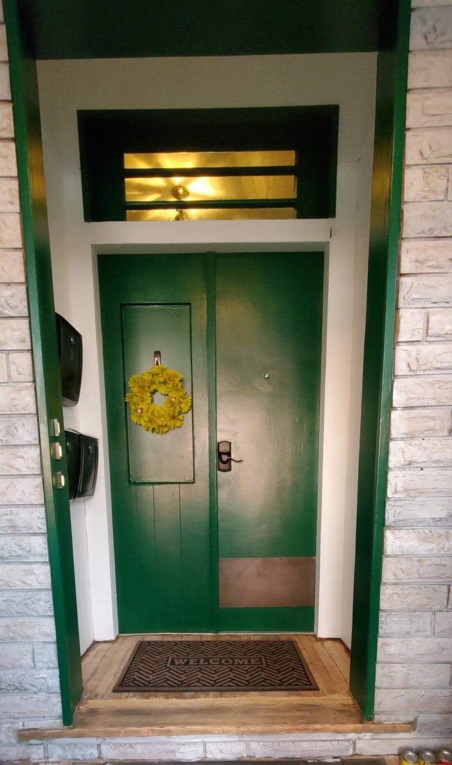 Front Door of Building - 11 Riverside Avenue Casa Adosada
