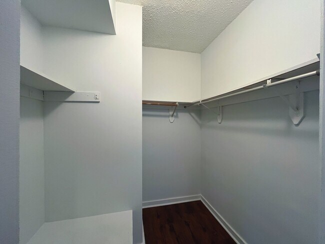 Photo - 3727 N Pine Grove Ave Unidad 306