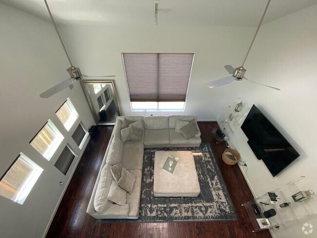 Building Photo - 3002 Commerce St Rental