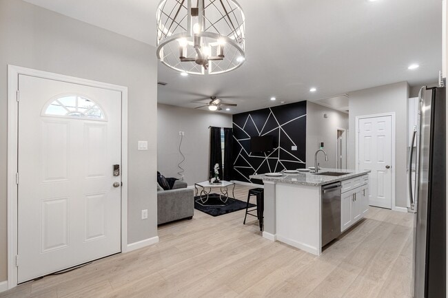 Photo - 4661 Clover St