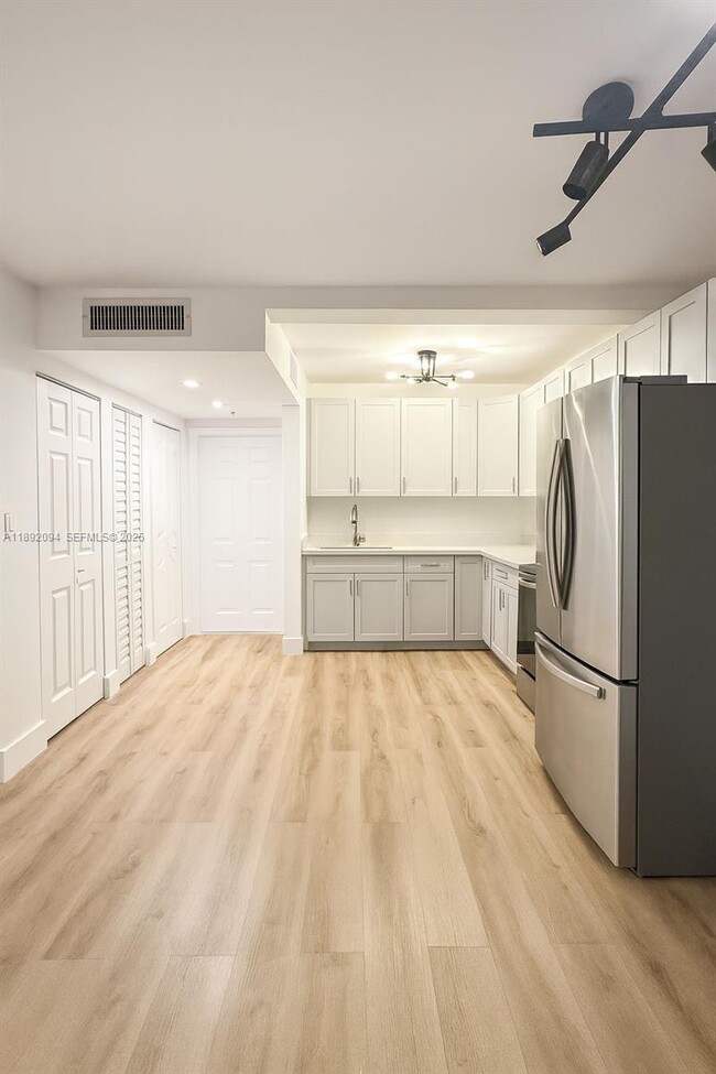 Building Photo - 445 SW 11th St Unit 209