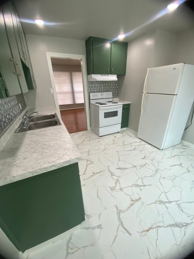 Building Photo - 318 E Kerr Dr Rental