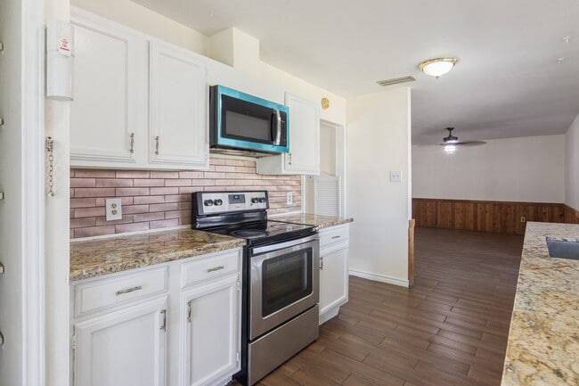 Building Photo - 14603 Lorne Dr