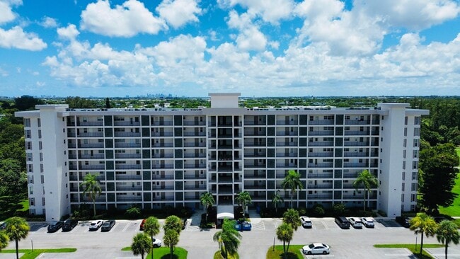 Building Photo - 3100 N Palm Aire Dr Unit 709 Rental
