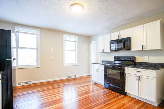 Building Photo - 10-12 River Street Unit #1