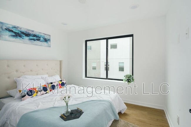 Photo - 630 Moore St