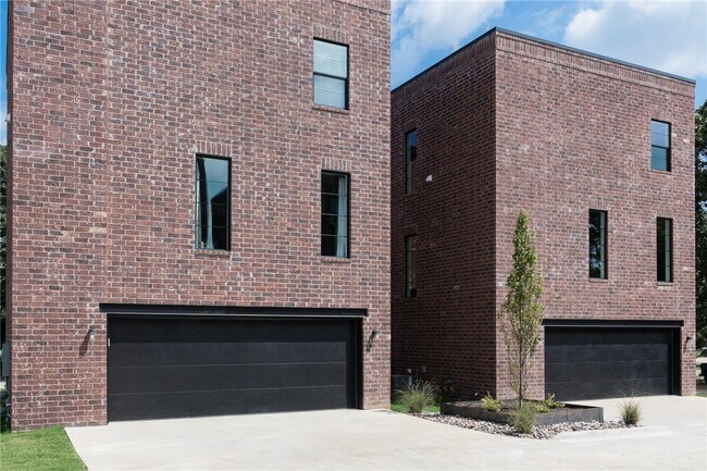 Photo - 863 W Holly St