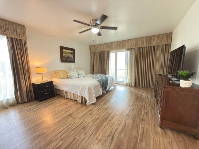 Primary bedroom w/King bed - 2901 Central Blvd Unit 402